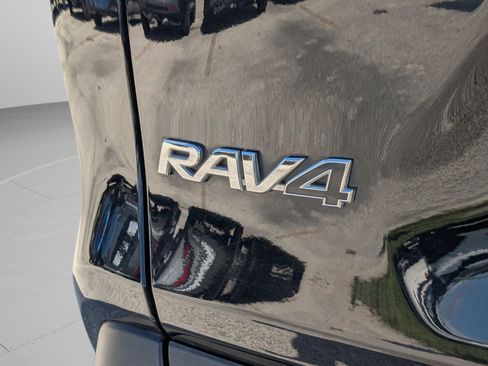 Used 2021 Toyota RAV4 XLE FWD image 13