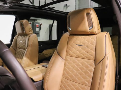 Used 2024 Cadillac Escalade Premium Luxury AWD/4WD image 13