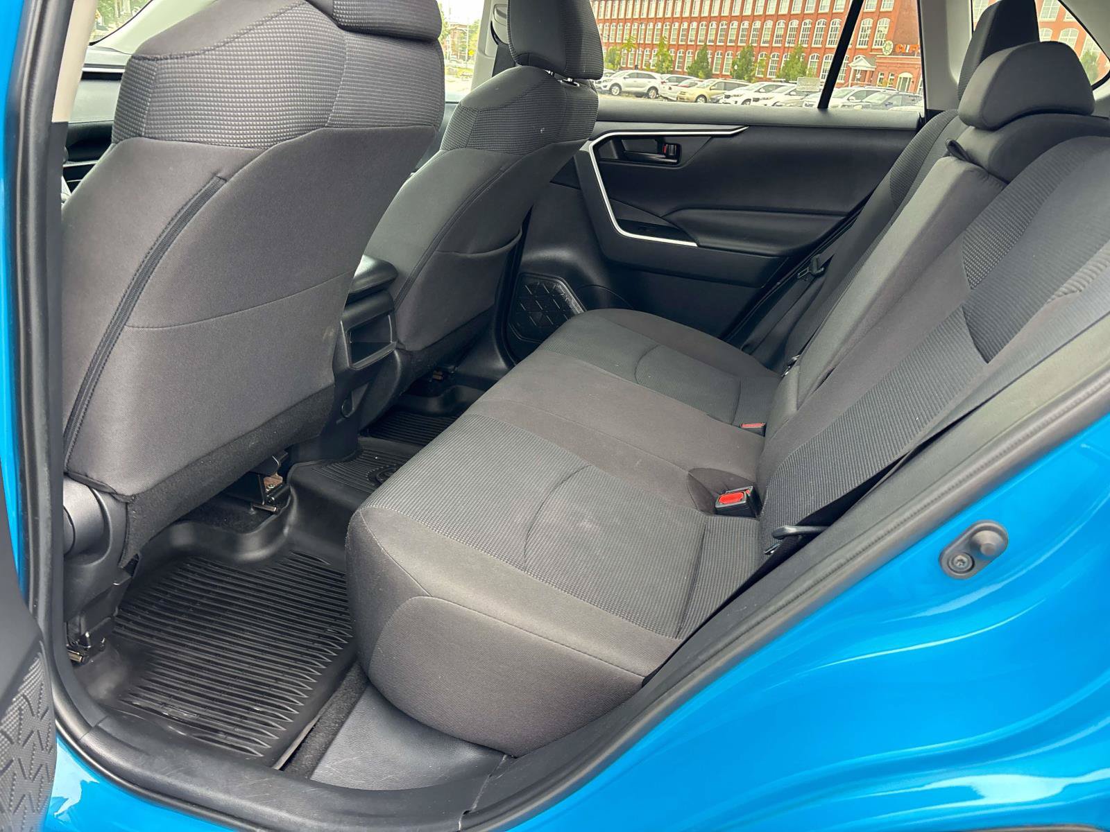 Used 2021 Toyota RAV4 LE AWD/4WD image 10