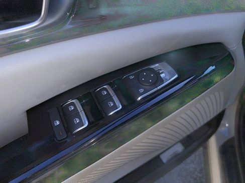 Used 2022 Kia Carnival EX image 18