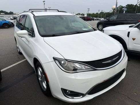 Used 2017 Chrysler Pacifica Touring-L Plus w/ Tire & Wheel Group FWD image 2