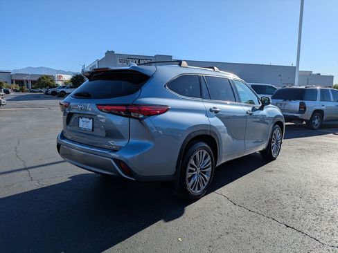 Used 2022 Toyota Highlander Platinum AWD/4WD image 3
