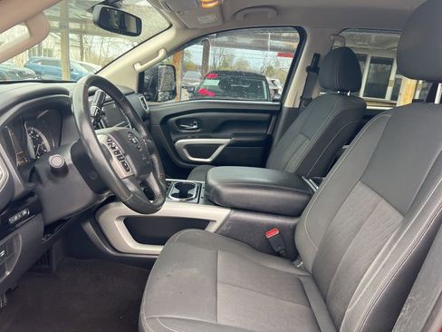 Used 2019 Nissan Titan SV w/ SV Convenience Package image 4