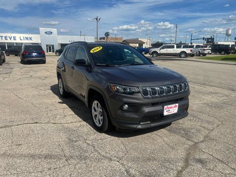 Used 2024 Jeep Compass Latitude AWD/4WD image 4