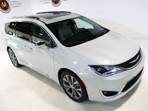 Used 2019 Chrysler Pacifica Limited w/ Tire & Wheel Group FWD image 21