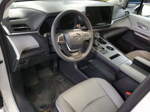 Used 2026 Toyota Sienna XLE AWD/4WD image 9