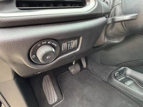 Used 2025 Chrysler Pacifica Select FWD image 24