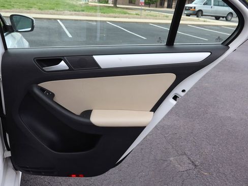 Used 2013 Volkswagen Jetta SE FWD image 25