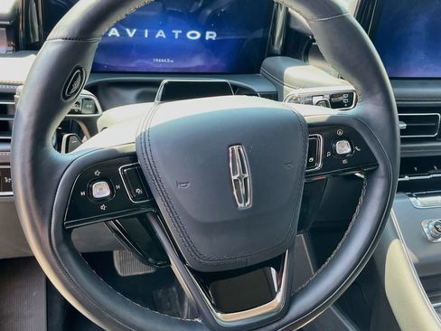 Used 2025 Lincoln Aviator AWD image 11