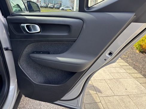 Used 2025 Volvo XC40 B5 Plus image 13
