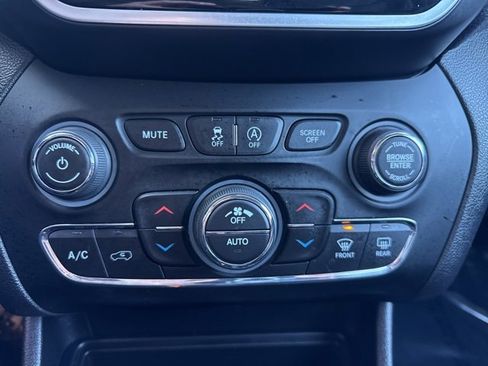 Used 2019 Jeep Cherokee Limited image 15