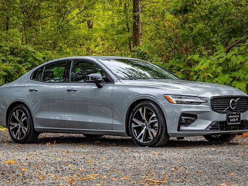 Used 2024 Volvo S60 B5 Plus image 19