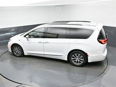 Used 2022 Chrysler Pacifica Pinnacle image 11