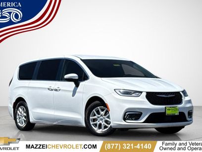 Used 2023 Chrysler Pacifica Touring-L