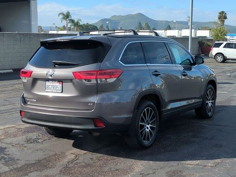 Used 2018 Toyota Highlander SE image 6