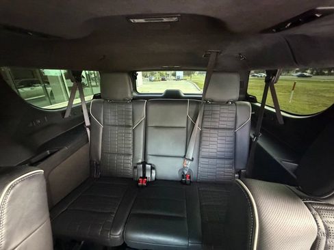Used 2025 Cadillac Escalade ESV V AWD/4WD image 18