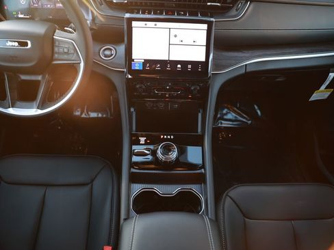 New 2025 Jeep Grand Cherokee Limited w/ Black Appearance Package AWD/4WD image 24