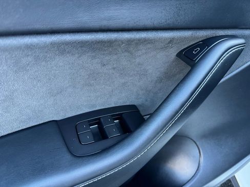 Used 2022 Tesla Model Y Long Range image 39