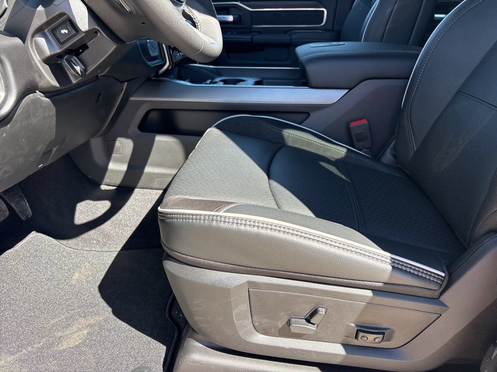 New 2026 RAM 2500 Laramie w/ Sport Appearance Package AWD/4WD image 15