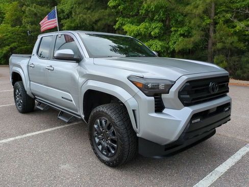 Used 2024 Toyota Tacoma SR5 AWD/4WD image 2