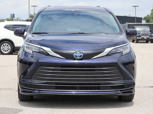 Used 2023 Toyota Sienna LE w/ LE Plus Package AWD/4WD image 5