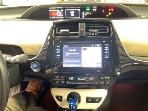 Certified 2017 Toyota Prius Three FWD image 18