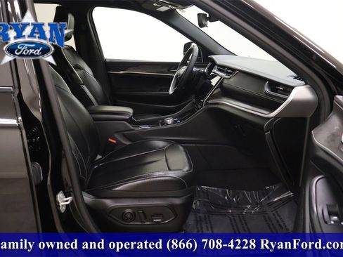 Used 2024 Jeep Grand Cherokee Limited image 16