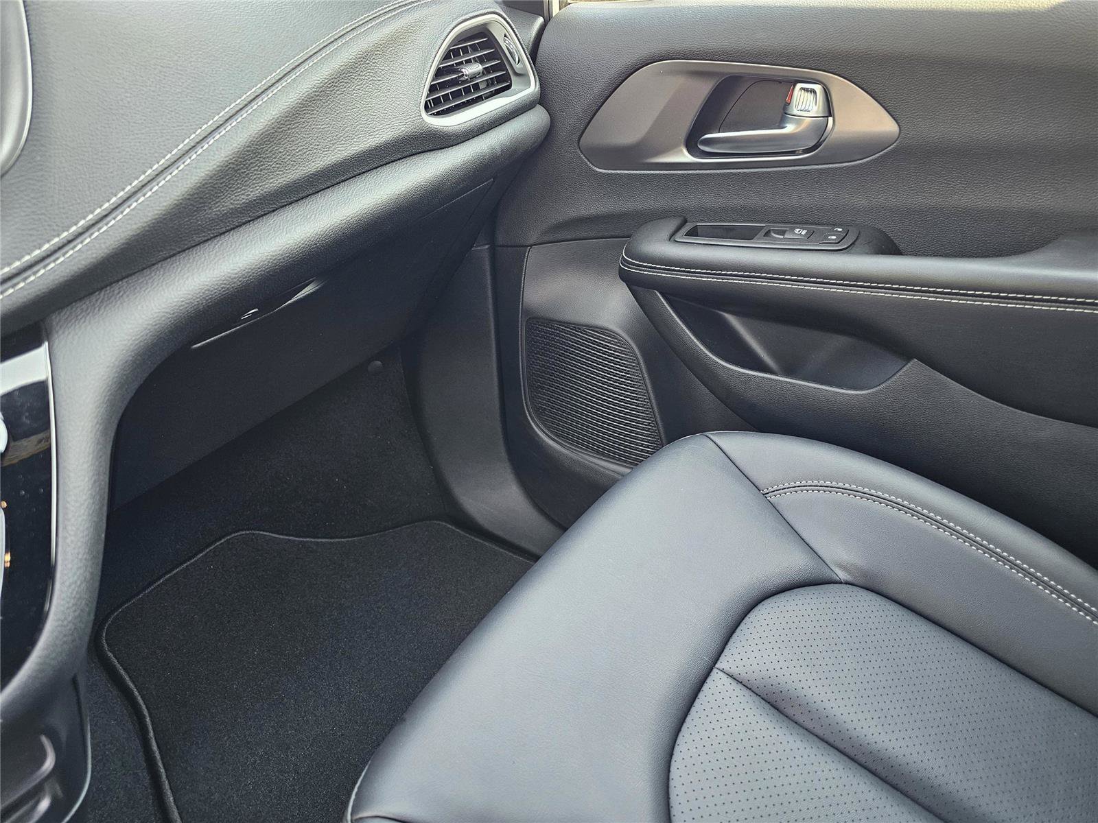 New 2026 Chrysler Pacifica Select w/ S Appearance Package FWD image 27