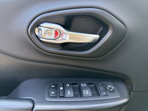 Used 2020 Jeep Cherokee Trailhawk w/ Cold Weather Group AWD/4WD image 18