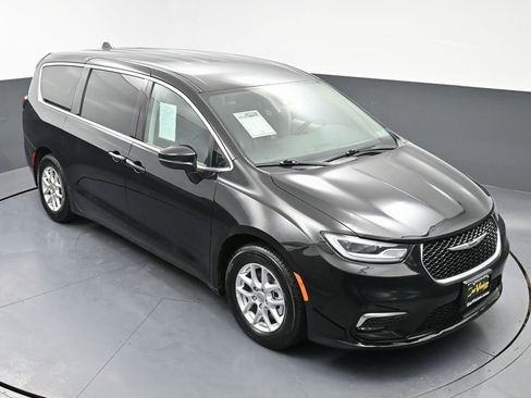 Used 2024 Chrysler Pacifica Touring-L image 42