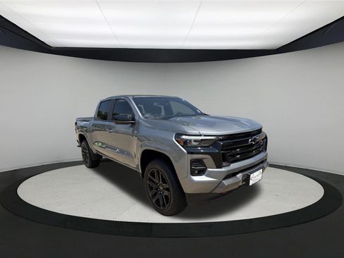 Used 2025 Chevrolet Colorado Z71 w/ Technology Package AWD/4WD image 7