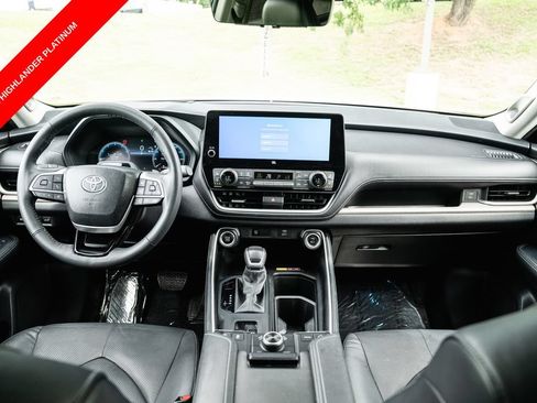Certified 2024 Toyota Grand Highlander AWD image 12