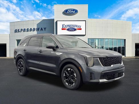 Used 2024 Kia Sorento S image 4