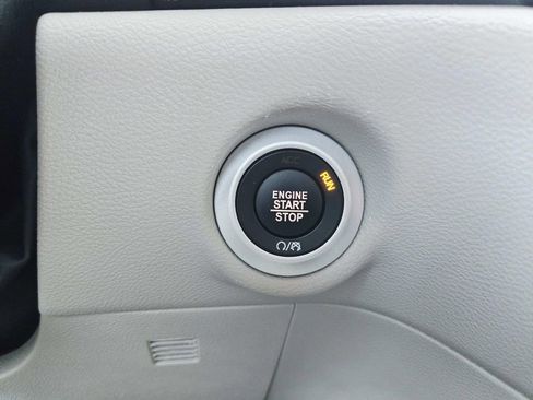 Used 2024 Chrysler Pacifica Touring-L image 32