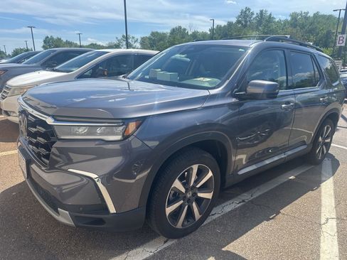 Used 2024 Honda Pilot Touring image 2