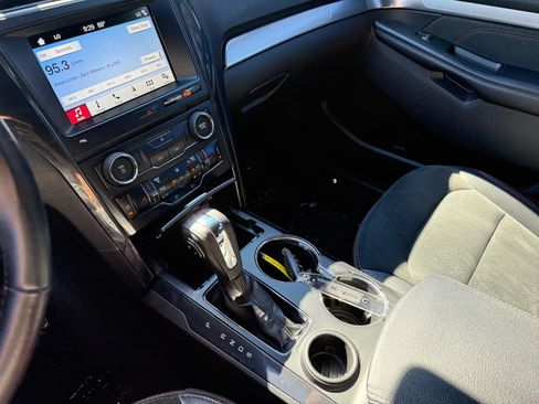 Used 2018 Ford Explorer XLT w/ Equipment Group 202A FWD image 13