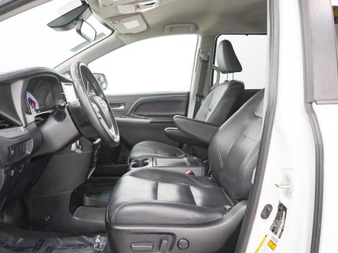 Used 2020 Toyota Sienna SE FWD image 24