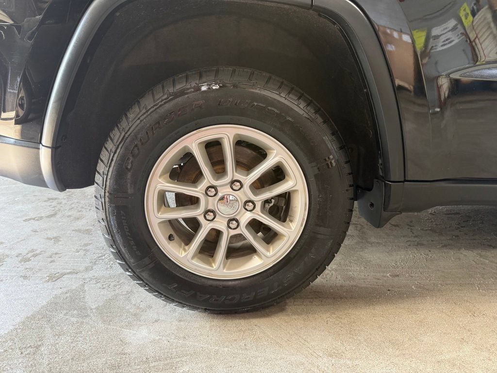 Certified 2020 Jeep Grand Cherokee Laredo AWD/4WD image 39