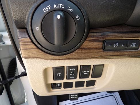 Used 2017 Nissan Titan SL w/ Chrome Package image 13