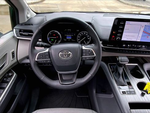 Used 2024 Toyota Sienna Limited image 5