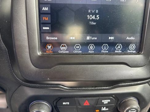 Used 2021 Jeep Renegade Latitude FWD image 6