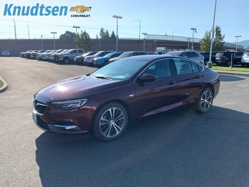 Used 2018 Buick Regal Essence w/ Driver Confidence Package #1 FWD image 3