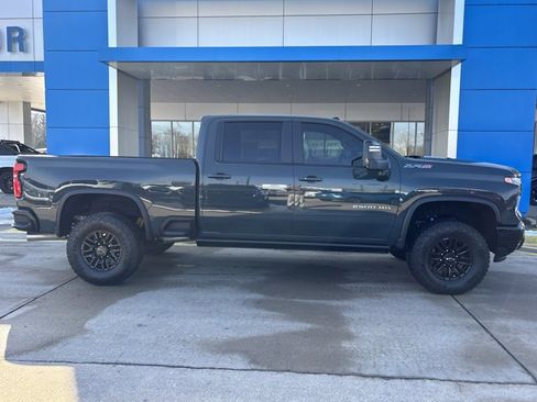 Used 2025 Chevrolet Silverado 2500 ZR2 w/ Technology Package image 2