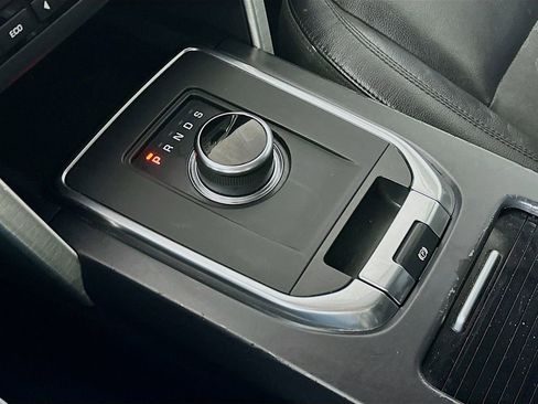 Used 2019 Land Rover Discovery Sport SE image 16