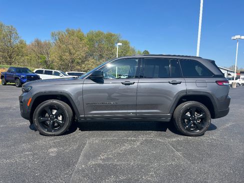 Used 2023 Jeep Grand Cherokee Altitude image 4