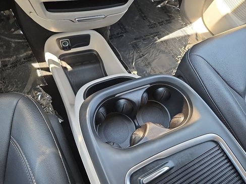 Used 2024 Chrysler Pacifica Limited FWD image 32