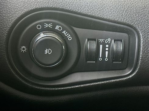 Used 2016 Jeep Renegade Latitude FWD image 16