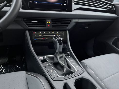 Used 2025 Volkswagen Jetta SE image 40