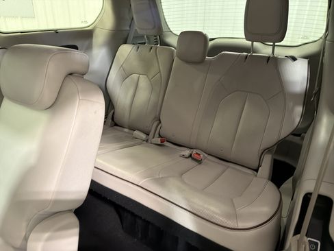 Used 2018 Chrysler Pacifica Limited FWD image 11