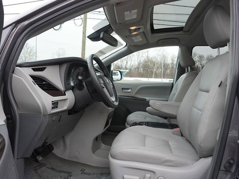 Used 2018 Toyota Sienna XLE w/ XLE Navigation Package image 32